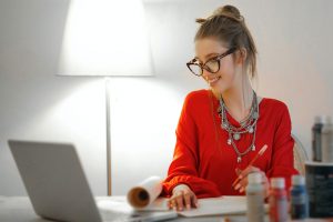 Proteggere gli occhi durante lo smart working e la didattica a distanza Proteggere gli occhi durante lo smart working e la didattica a distanza